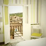 Le Centre Hotel *