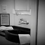 Le Centre Hotel *