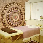 Le Centre Hotel *