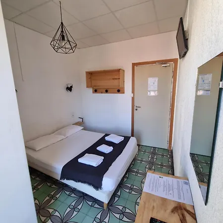 Le Centre Hotel *