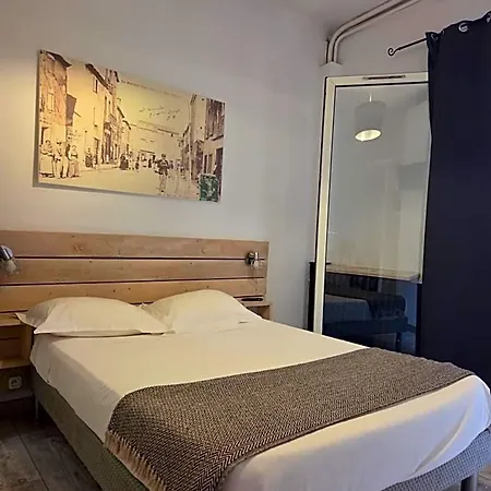 Le Centre Hotel *