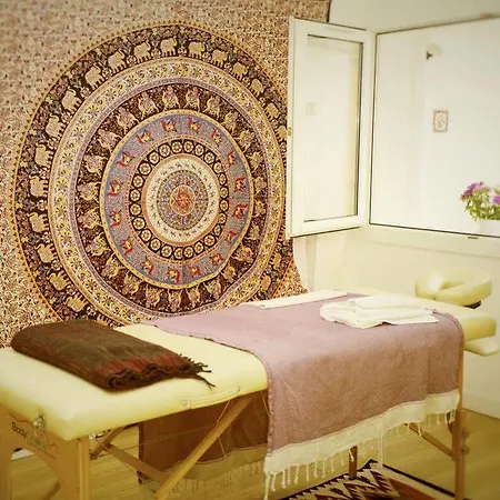 Le Centre Hotel *